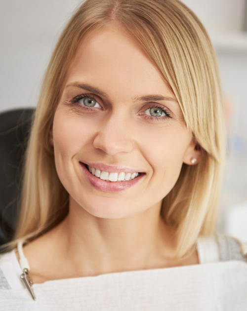 patientin mit füllungen, inlays und zahnkrone